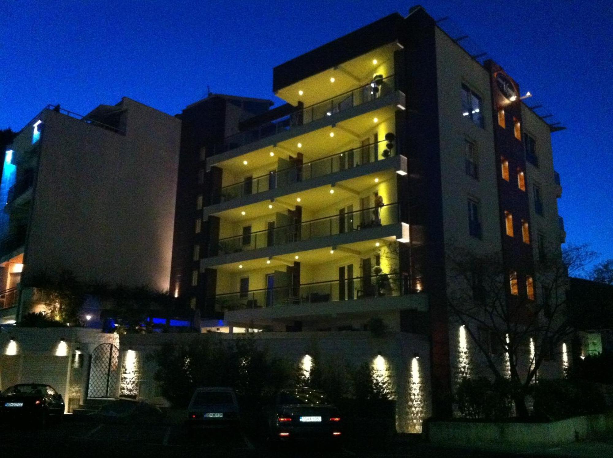 M Palace Apartment *